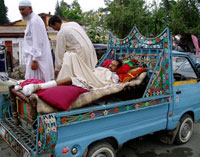 Un blessé victime des combats dans la vallée de Swat est transporté à l'hôpital, le 1er août 2008. (Photo : Reuters)