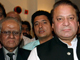 L'ex-Premier ministre pakistanais Nawaz Sharif (d), accompagné par le candidat de son parti à la présidentielle, Saeed uz Zaman Siddiqui (g), après une conférence de presse à Islamabad, le 25 août 2008.(Photo : Reuters)