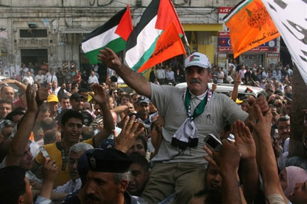 Saïd Al-Attaba, 56 ans, le plus ancien détenu palestinien en Israël, incarcéré depuis 1977, a eu droit a un accueil triomphal dans sa ville, Naplouse (nord de la Cisjordanie), après sa libération, le 25 août 2008.( Photo : AFP )