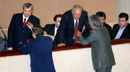 Edouard Kokoity, président de l'Ossétie du Sud (g) et Sergueï Bagapch, président de l'Abkhazie (c) s'entretiennent avec des parlementaires à la Douma, à Moscou, le 25 août 2008. Le Parlement russe s'est prononcé lundi pour une reconnaissance des deux républiques séparatistes de Géorgie. (Photo : AFP)