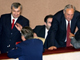 Edouard Kokoity, président de l'Ossétie du Sud (g) et Sergueï Bagapch, président de l'Abkhazie (c) s'entretiennent avec des parlementaires à la Douma, à Moscou, le 25 août 2008. Le Parlement russe s'est prononcé pour une reconnaissance des deux républiques séparatistes de Géorgie. (Photo : AFP)