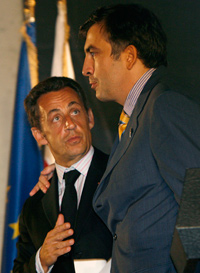 Le président français Nicolas Sarkozy (g) et le président géorgien Mikheil Saakachvili (d) à Tbilissi le 12 août.(Photo : Reuters)