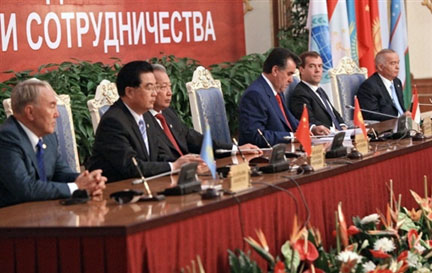 De gauche à droite, les présidents : Nursultan Nazarbayev du Kazakhstan, Hu Jintao de la Chine, Kurmanbek Bakiyev du Kirghizstan, Emomali Rakhmon du Tadjikistan, Dmitri Medvedev de la  Russie, et Islam Karimov de l'Ouzbékistan, à Douchanbe le 28 août 2008.( Photo : AFP )
