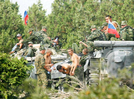 Des soldats russes font une pause près du village géorgien d'Igoïeti, le 16 août 2008. (Photo : Reuters)