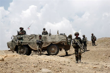 Des soldats français du 8e régiment de parachutistes d'infanterie de marine (RPIMa) près du village de Shachme Jochanedans, dans la province afghane de Kapisa (nord-est de Kaboul), le 21 août 2008.(Photo : AFP)