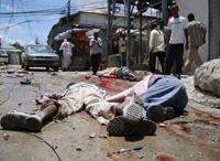 Des corps de civils gisant dans la rue, suite aux fusillades du marché de Bakara.(Photo : Reuters)