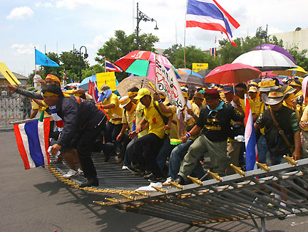 Des milliers de manifestants ont fait irruption dans le complexe abritant les bureaux du Premier ministre de Thaïlande Samak Sundaravej, le 26 août 2008.( Photo : Reuters )