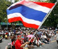 Sixième jour de sit-in devant le Parlement à Bangkok.(Photo : Reuters)