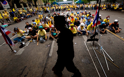 Un petit groupe de partisans de l'Alliance populaire pour la démocratie manifeste face au quartier général de la police à Bangkok, le 30 août 2008.(Photo : Reuters)