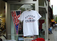 Des produits de merchandising fleurissent aux quatre coins de Denver avant la convention démocrate.(Photo : D. Le Du / RFI)