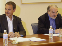 Le Premier ministre espagnol, José Luis Zapatero (g) et Pedro Solbes, ministre de l'Economie, lors de la réunion de crise qui s'est tenue mercredi 13 août 2008 à Madrid.(Photo : Reuters)