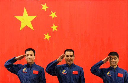 Les astronautes chinois Jing Haipeng (g.), Zhai Zhigang (c.) et Liu Boming.(Photo : Reuters)