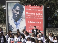 Regroupement devant les affiches réclamant la libération de Moussa Kaka, devant la Maison de la radio à Paris.(Photo : P.Bontant