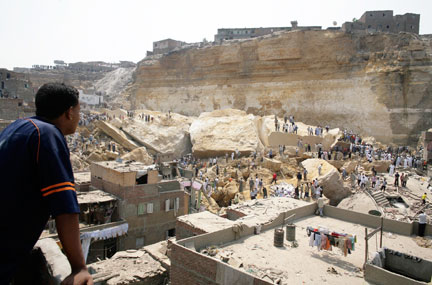 D’énormes blocs de rochers se sont écrasés sur des habitations du quartier de Deweka, à la périphérie est du Caire, le 6 septembre 2008. (Photo : Reuters)