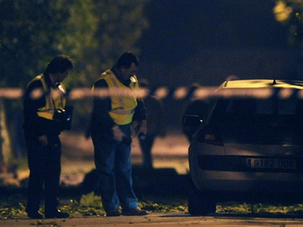La police inspecte le véhicule piégé qui a causé la mort d'un brigadier espagnol de 46 ans. ( Photo : AFP )