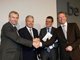 De gauche à droite, le Premier ministre belge Yves Leterme, le ministre des Finances Didier Reynders, le Directeur du groupe Fortis Filip Dierckx, et le ministre hollandais des Finances Wouter Bos, se serrent la main après une nouvelle réunion le 28 septembre à Bruxelles. ( Photo : Reuters )