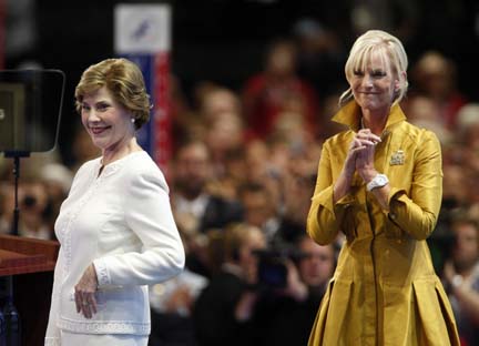 Laura Bush (g), l'épouse du président des Etats-Unis, et Cindy McCain, l'épouse du candidat républicain le sénateur John McCain.(Photo : Reuters)