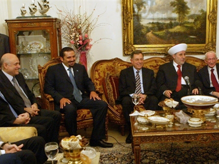 Le Premier ministre Fouad Siniora (3e à droite), le député Saad Hariri (2e à gauche), le mufti de Tripoli Cheikh Malek al-Shaar (2e à droite), réunis lundi soir au domicile de ce dernier, pour la signature d'un accord de réconciliation entre sunnites, partisans de la majorité anti-syrienne, et alaouites, proches de l'opposition soutenue par la Syrie et l'Iran.( Photo : AFP )