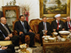 Le Premier ministre Fouad Siniora (3e à droite), le député Saad Hariri (2e à gauche), le mufti de Tripoli Cheikh Malek al-Shaar (2e à droite), réunis lundi soir au domicile de ce dernier, pour la signature d'un accord de réconciliation entre sunnites, partisans de la majorité anti-syrienne, et alaouites, proches de l'opposition soutenue par la Syrie et l'Iran. ( Photo : AFP )