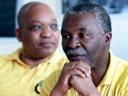 Thabo Mbeki a propulsé l’Afrique du Sud au rang de première puissance économique du continent, mais la criminalité élevée dans le pays et ses positions sur le sida font de l’ombre à son bilan. En arrière-plan, Jacob Zuma, son rival au sein de l’ANC et très probable successeur à la tête du pays.(Photo : Reuters )