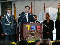Le Président Equatorien Rafael Correa s'adresse aux autorités au cours d'une cérémonie spéciale consacrée au reférendum à Quito, le 28 septembre 2008.( Photo : Reuters )