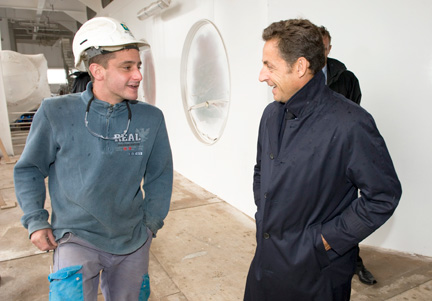 Le président français Nicolas Sarkozy (D) avec un employé à bord du paquebot en construction le « Fantasia ». (Photo : Reuters)