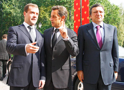 Le président russe, Dmitry Medvedev (G), le président en exercice de l'Union européenne Nicolas Sarkozy (C) et le président de la Commission José Manuel Barroso à Moscou, le 8 septembre 2008. (Photo : Reuters)
