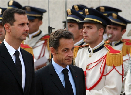 Le président syrien Bachar el-Assad (g) passe en revue la garde d'honneur avec son homologue français Nicolas Sarkozy, à Damas, le 3 septembre 2008.(Photo : AFP)