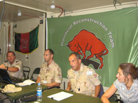 Lieutenant Bozuwa (centre), de la Provincial Reconstruction Team (PRT) hollandaise, chargé de coordonner la réforme des forces de sécurité avec les différents partenaires de la coalition. 

		(Photo : S. Malibeaux/RFI)