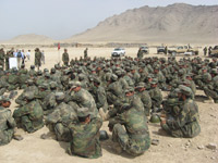 Des soldats afghans à l'entraînement à Kaboul, sous la supervision des instructeurs de la coalition. (Photo : S. Malibeaux/RFI).
