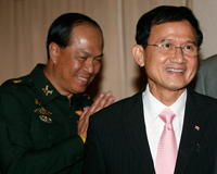 Le chef de l'armée thaïlandaise Anupong Paojinda et le Premier ministre en exercice Somchai Wongsawat, le 14 septembre 2008.(Photo : Reuters)