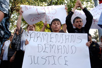 Des Arméniens protestent contre la visite, à Erevan, du président turc Abdallah Gül, venu assister au match Arménie-Turquie, le 6 septembre 2008. 

		(Photo : Reuters)