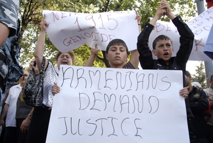 Avant et pendant le match, les suporters arméniens se sont ralliés pour protester contre la venue du président Turc Abdullah Gul, à Erevan, le 6 septembre 2008.(Photo: Reuters)