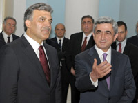 Le président turc Abdullah Gül (g) et son homologue arménien Serge Sarkissian (d) à l'occasion d'une rencontre "historique" à Erevan le 6 septembre 2008 à l'occasion d'un match de football qui opposait les deux pays.(Photo : AFP)