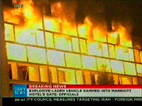 L'hôtel Marriott en flammes après l'attentat au véhicule piégé à Islamabad, le 20 septembre 2008.(Photo : Reuters)
