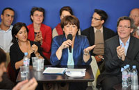 La maire de Lille Martine Aubry (c), le 20 septembre 2008 à Paris, lors d'une réunion afin de présenter sa motion en vue du Congrès de Reims du Parti socialiste.(Photo : AFP)