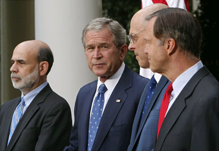 Le président de la Fed, Ben Bernanke, le président George Bush, le secrétaire au Trésor Henry Paulson et le président de Securities and Exchange Commission à la Maison Blanche le 19 septembre 2008.(Photo : Reuters)
