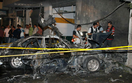 La police inspecte la carcasse brûlée de la voiture après l'attentat, au sud-est de Beyrouth, le 10 septembre 2008.   (Photo : Reuters)