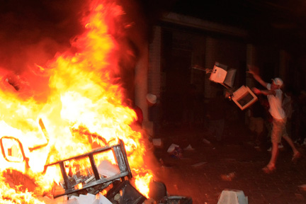 Un manifestant anti-gouvernemental jette des éléments d'ordinateur dans un feu, le 10 septembre 2008 à Santa Cruz, à l'est de la Bolivie. (Photo : Reuters)