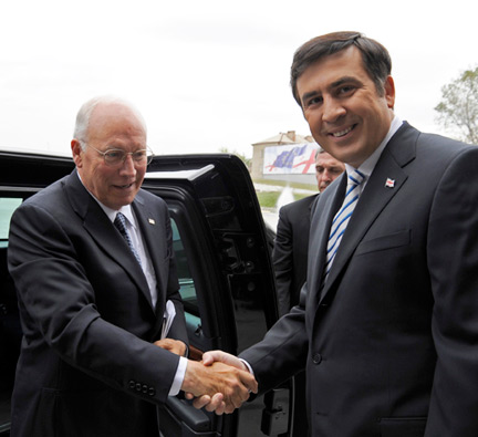 Le vice-président américain Dick Cheney (g) rencontre le président géorgien Mikhaeil Saakachvili (d), ce 4 septembre à Tbilissi.(Photo : Reuters)