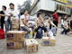 Des familles chinoises viennent retourner le lait frelaté, à Zhengzhou, dans le centre de la Chine, le 23 septembre 2008. (Photo : AFP)