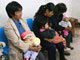 A l'hôpital de Suining dans la province du Sichuan, des mères attendent les soins pour leurs enfants contaminés par le lait frelaté.(Photo : Reuters)