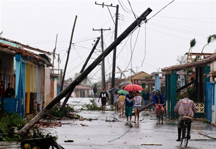 Une rue dévastée de Los Palacios, une ville située à 100 km à l'ouest de La Havane, à Cuba, après le passage de l'ouragan Gustav, le 31 août 2008. (Photo : AFP)