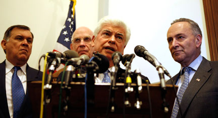 Le président démocrate de la commission bancaire du Sénat, Chris Dodd, lors d'une conférence de presse à l'issue de la séance sénatoriale.(Photo : Reuters)