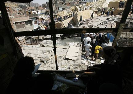 Une femme constate l'ampleur des dégâts de sa maison en ruines.(Photo: Reuters)