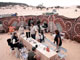 Des touristes visitent le désert de Gilf el-Kebir près des frontières de la Libye et du Soudan, le 28&nbsp;mars 2001.(Photo : AFP)