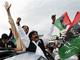 Islamabad, le 6 septembre 2008. Des sympathisants du PPP célèbrent la victoire de leur candidat Asif Ali Zardari, le veuf de Benazir Bhutto.(Photo : AFP)