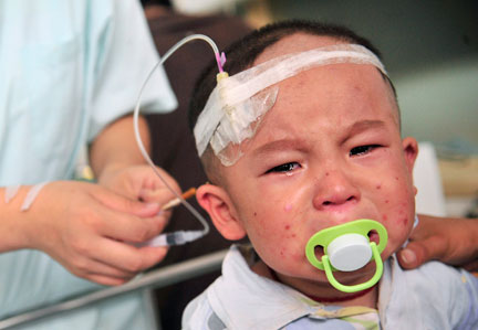 Un enfant de 2 ans reçoit les soins après avoir consommé du lait frelaté à l’hôpital de Hefei, dans la province de Anhui, le 23 septembre 2008.(Photo : Reuters)