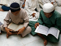 Des enfants musulmans lisant le coran.(Photo : Reuters)