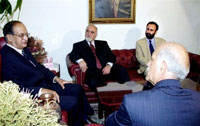 Abdul Khaliq Farahi (d), ici avec une délégation afghane en octobre 2001, était en fonction au Pakistan depuis la fin du régime des talibans.(Photo : Reuters)